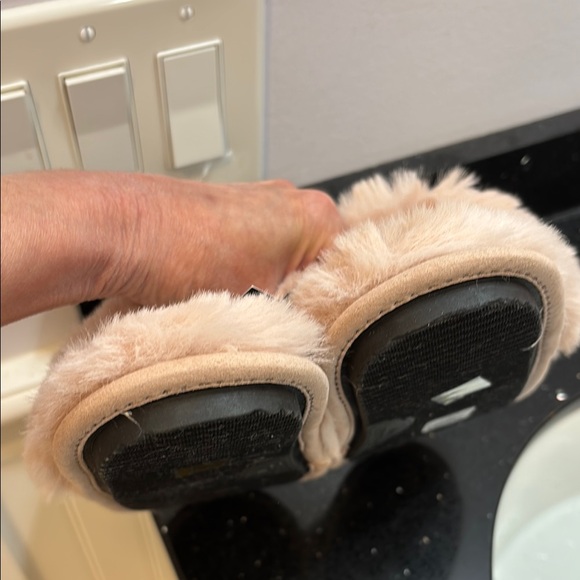 NWT Express Gold Women's Slippers - Picture 7 of 9